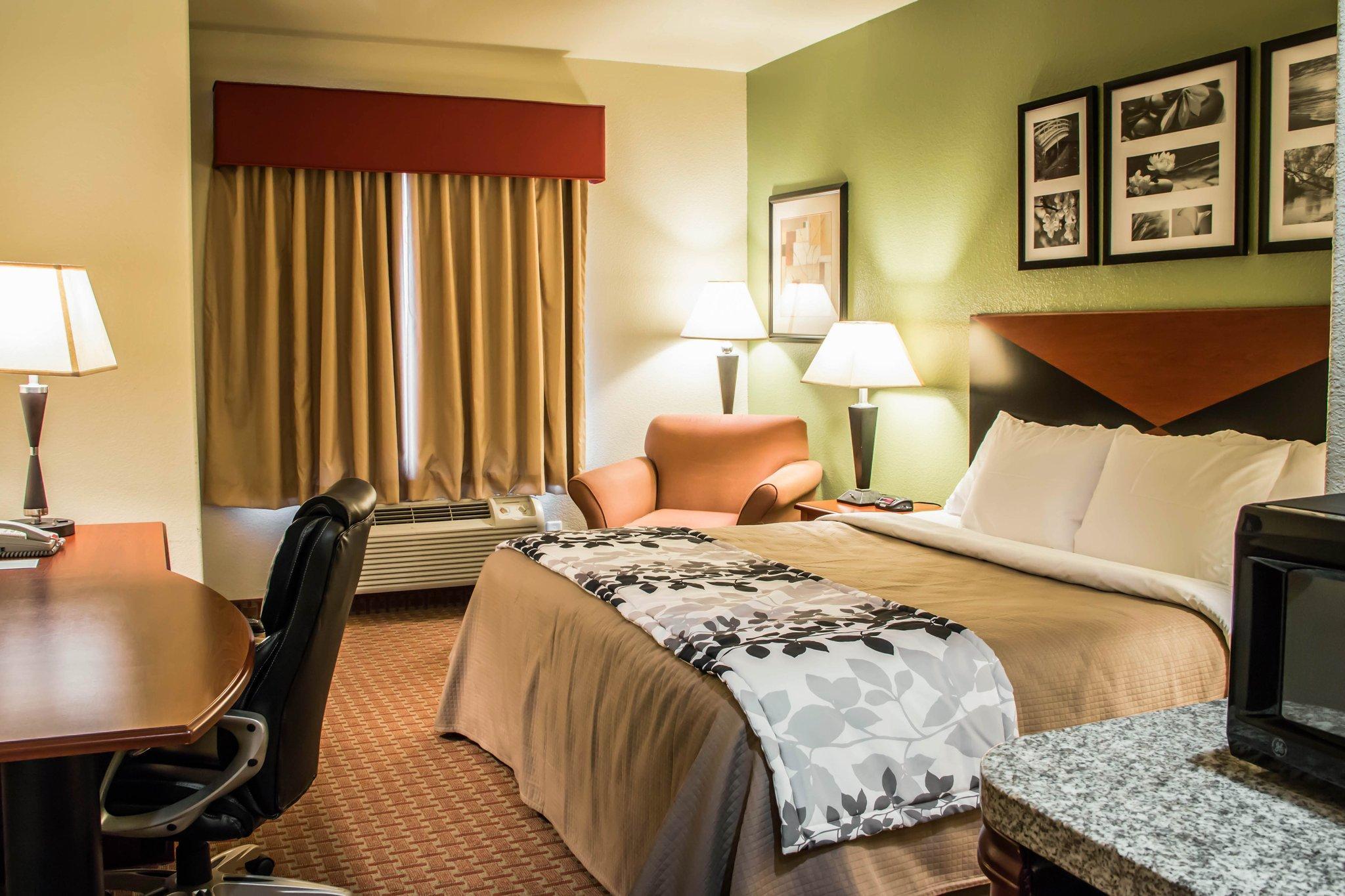 Hotel Sleep & At Six Flags